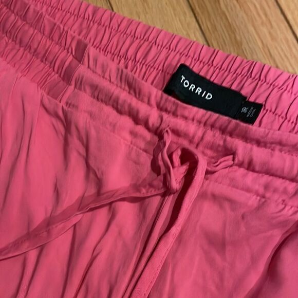 Torrid pink Flowy pants 🌸 - Picture 3 of 6